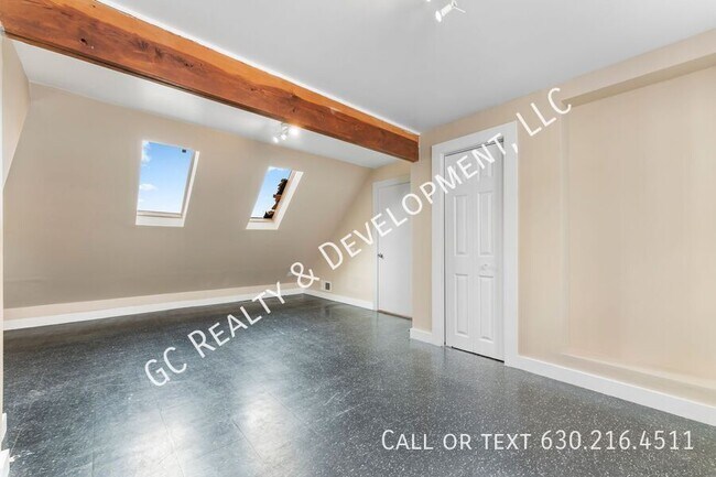 Building Photo - 1726 N Sawyer Ave