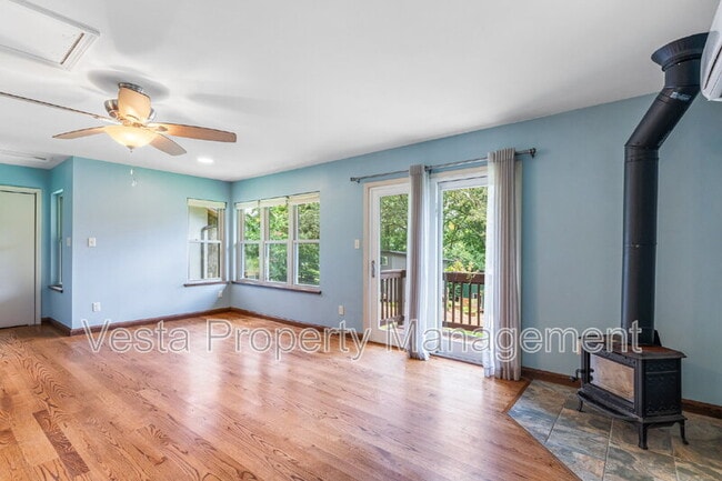 Building Photo - 10 Wellspring Ln