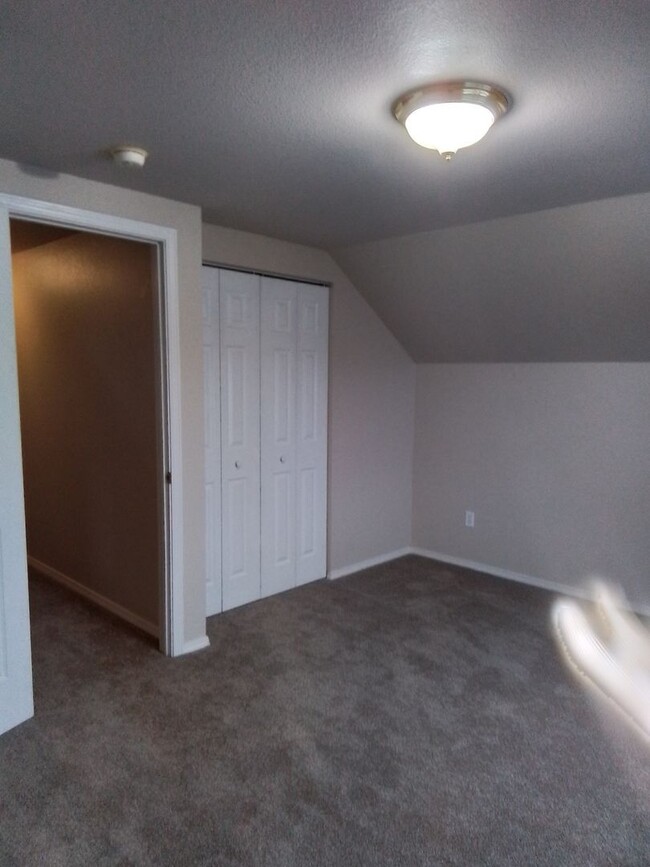 Building Photo - 4 bedroom: Super Clean with new carpet and...