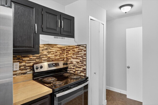 Building Photo - 41070 Southwind Dr