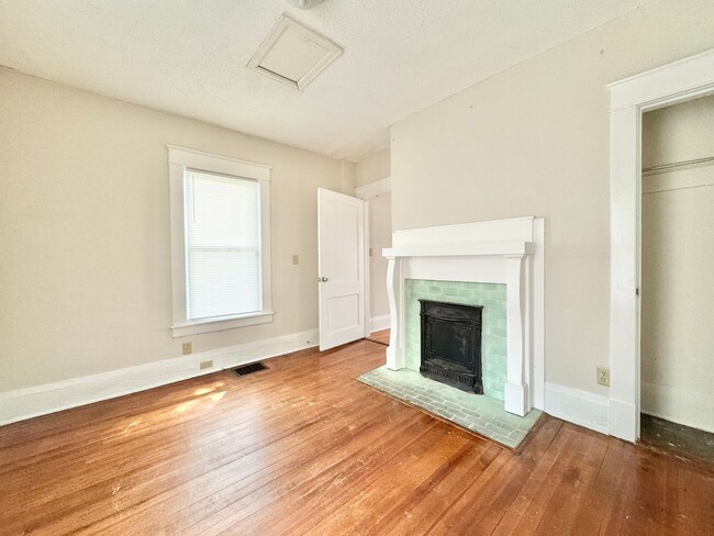 Building Photo - Spacious 3 Bedroom Duplex Convenient to Do...