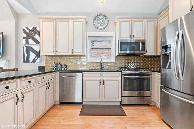 Building Photo - 840 N Wood St