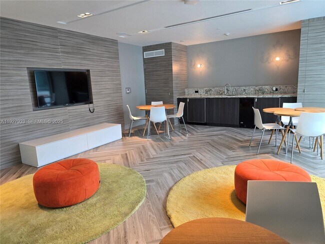 Building Photo - 1600 SW 1st Ave