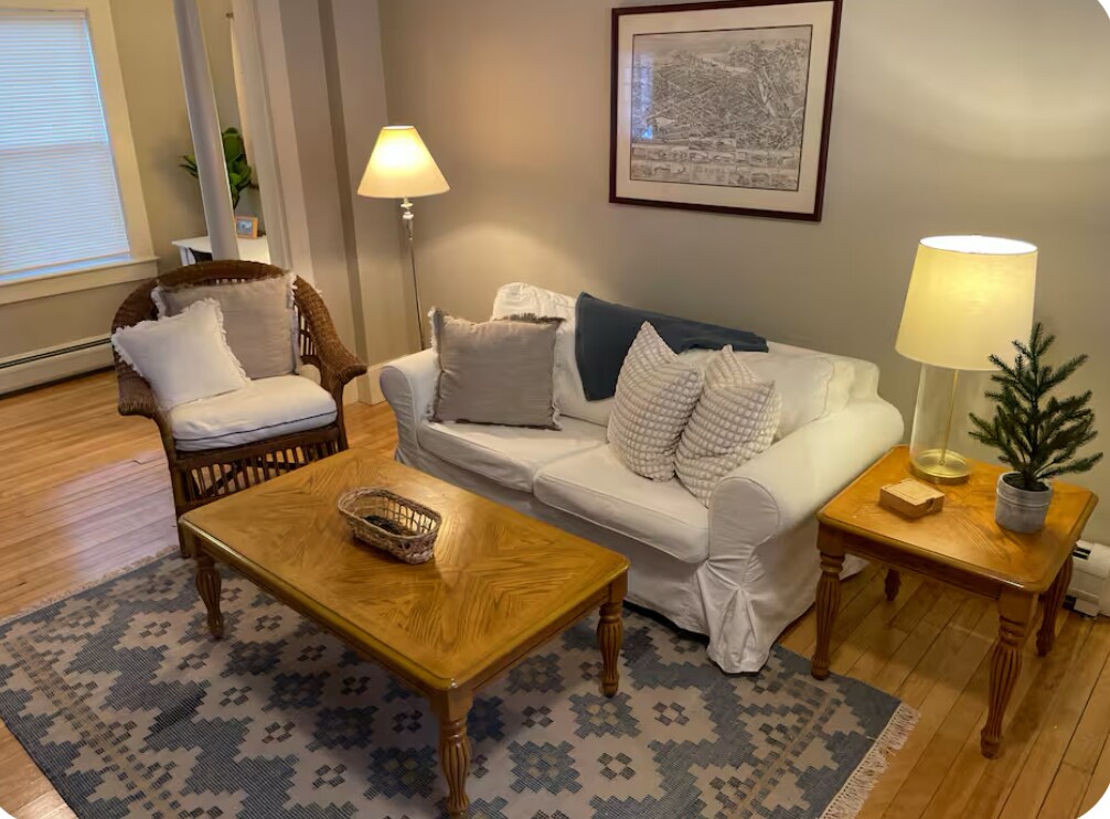 Building Photo - 4 Belmont St