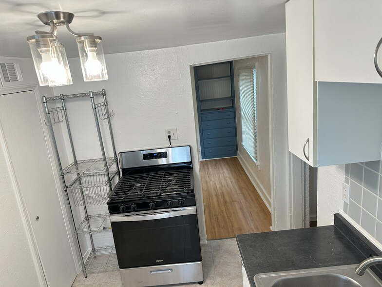 Building Photo - 42 Fox St