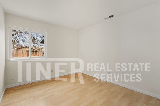 Building Photo - 1309 Shadowglen Rd