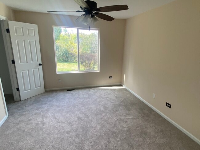 Building Photo - 463 Springwood Dr