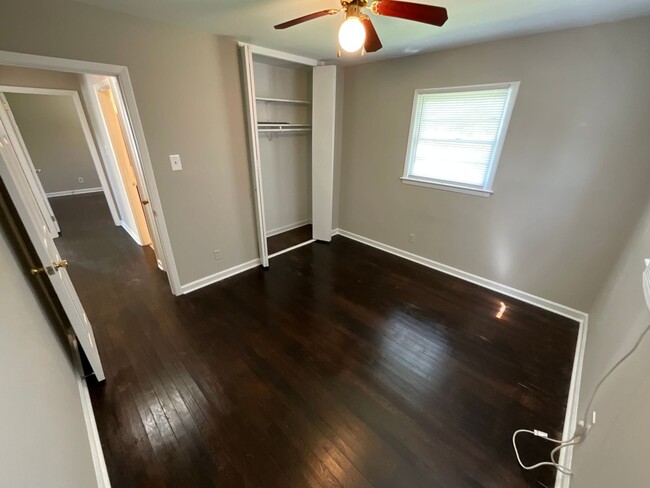 Building Photo - Lovely 2 Bed, 1 Bath Brick Ranch near UNC-...