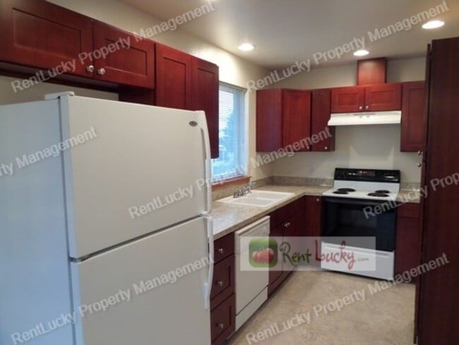 Building Photo - Fabulous 2 Bedroom Townhome With Attached Garage in Great RENTON Location!