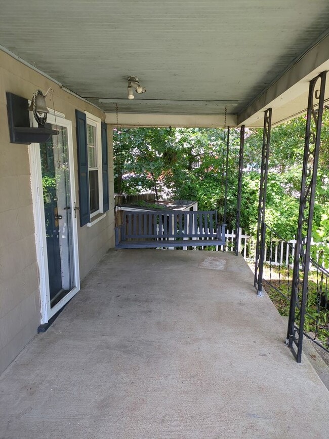 Building Photo - 3bd/1ba Cottage on private street with a s...