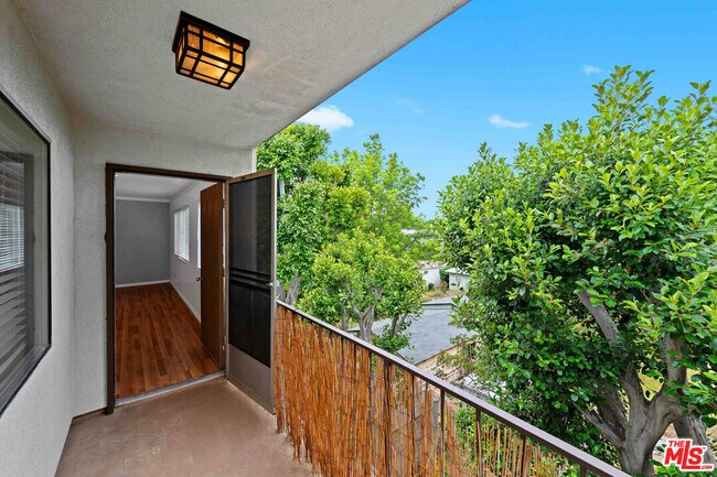 Building Photo - 12801 Moorpark St