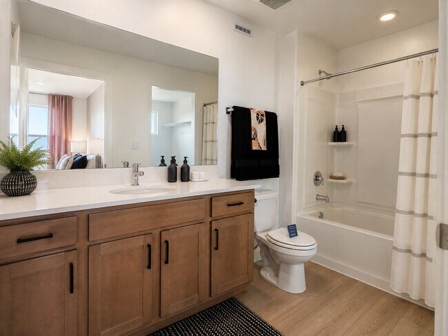 Building Photo - 347 E Levengrove Dr