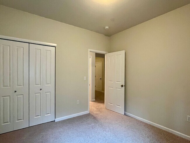 Building Photo - Spacious 5-Bedroom Home for Rent in Kenmore