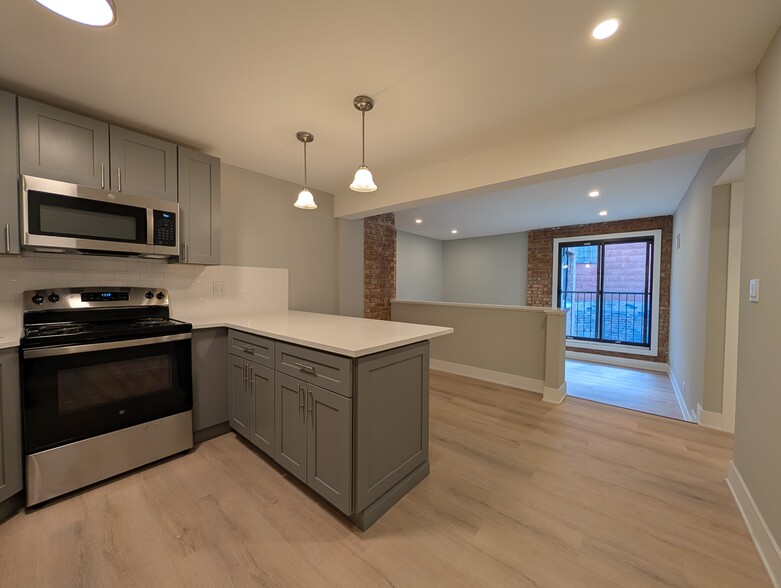 Building Photo - 1214 N La Salle Dr