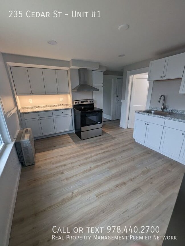 Building Photo - 235 Cedar St