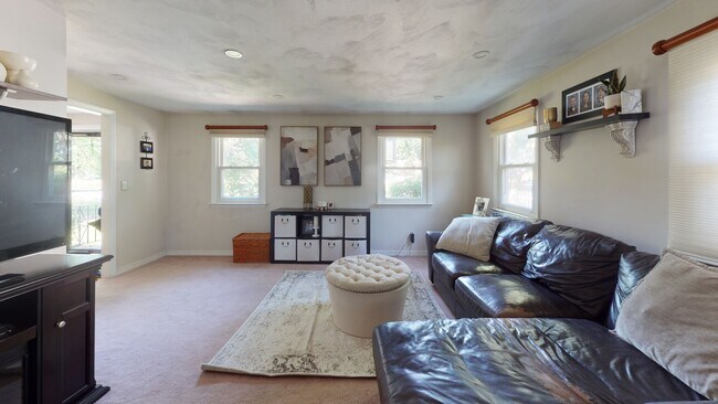 Building Photo - 37 Centre St