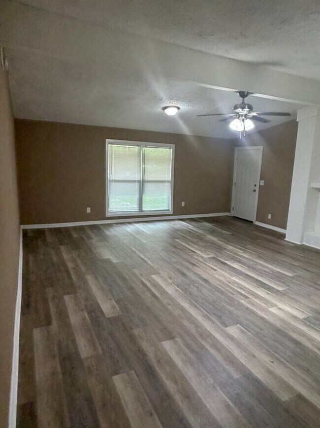 Building Photo - 3320 Ridgeland Dr