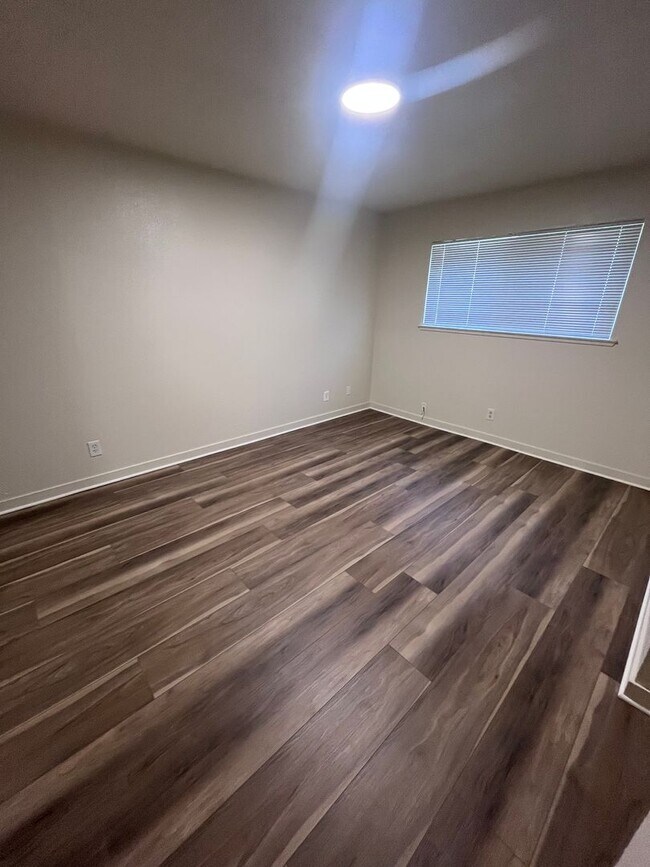 Building Photo - NICE UPDATED DUPLEX IN SACRAMENTO!!
