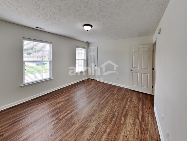 Building Photo - 615 Glen Valley Trl