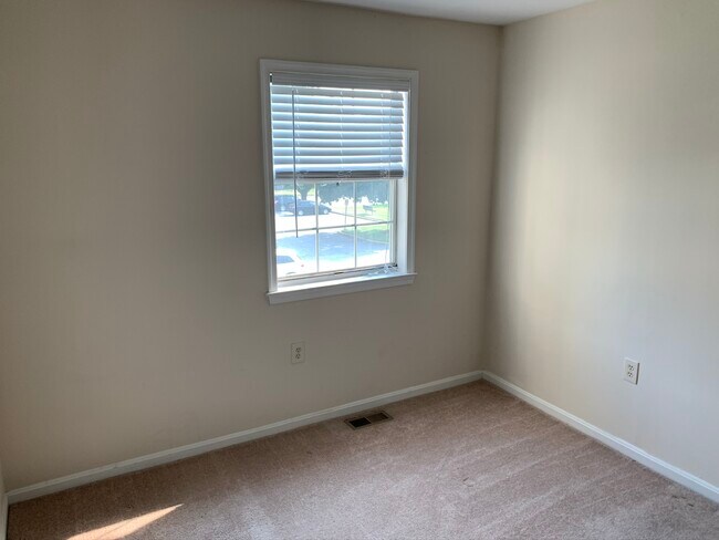 Building Photo - 1616 E Bancroft Ln