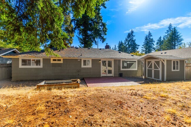 Building Photo - Light-Filled 3BR Home w/ Large Fenced in Yard