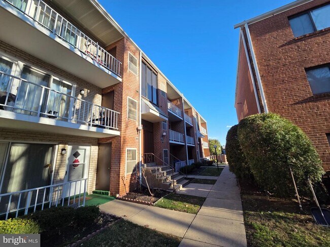 Building Photo - 809 Red Lion Rd