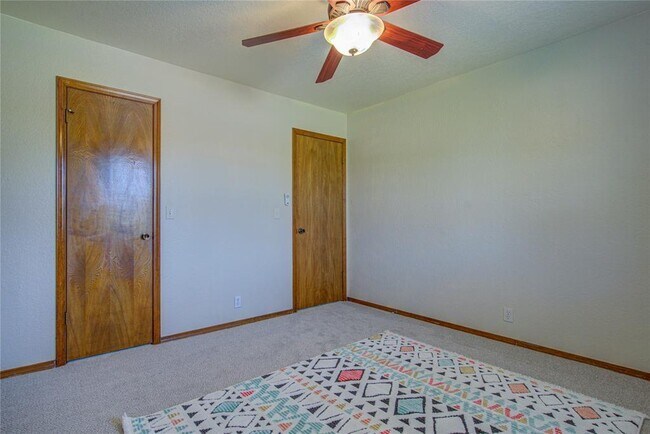 Building Photo - 2109 Shamrock Dr