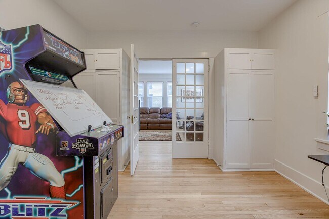 Building Photo - 3820 Chicago St