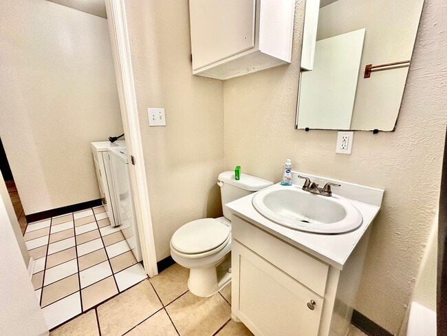 Building Photo - Cute 2-Bed Home with Hardwood Floors and G...