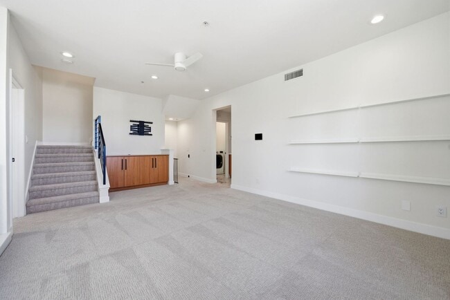 Building Photo - Designer-Upgraded Condo with Loft in Prime Location!