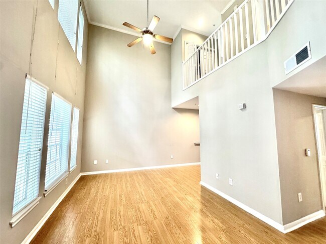 Building Photo - 702 Hadley St