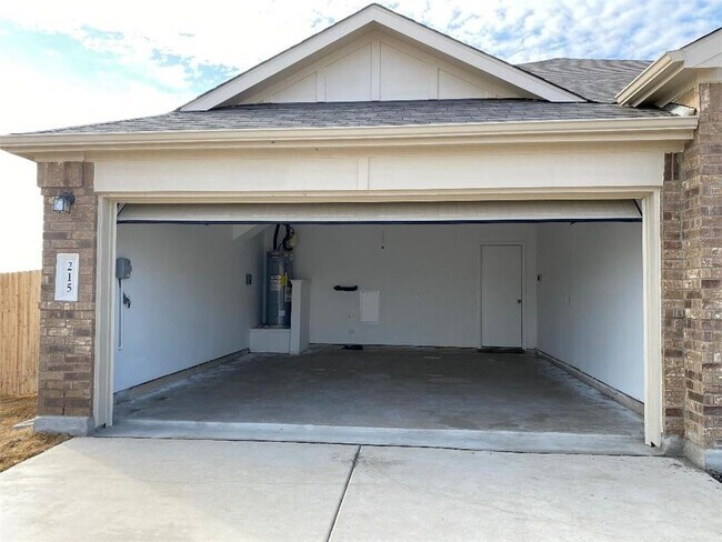 Building Photo - 215 Chickasaw Ln