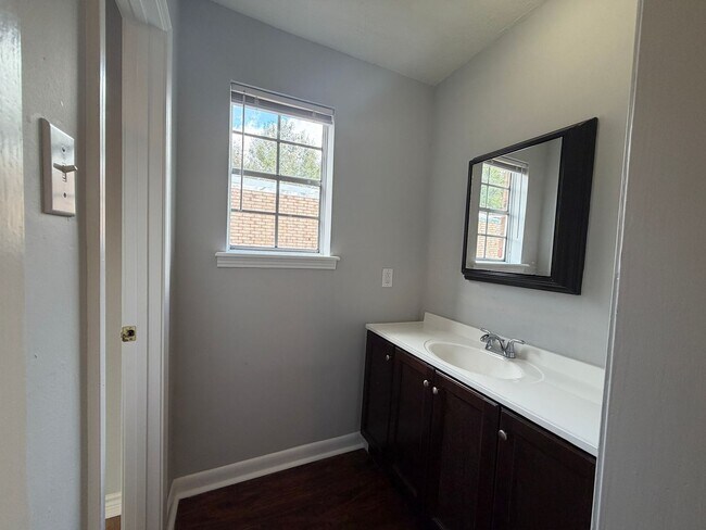 Building Photo - Spacious 3 Bedroom Townhome in Oak Park