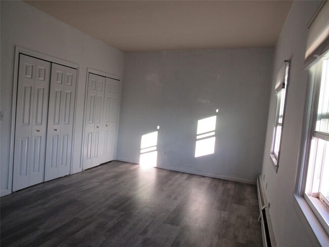 Building Photo - 105 Sarah Ln