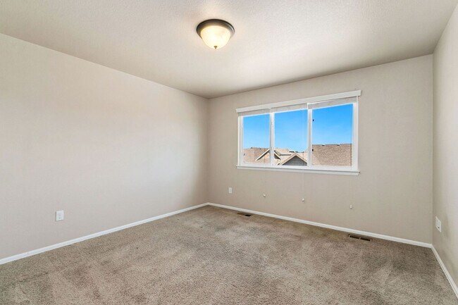 Building Photo - 3 Bedroom, 4 Bathroom, 2-Car Garage in Rig...