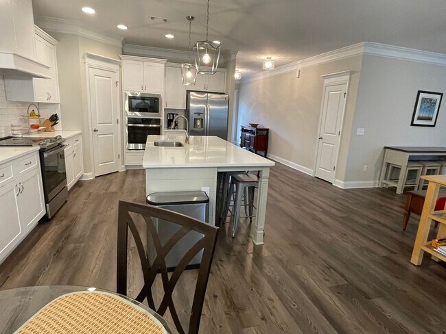 Building Photo - 819 Lost Grv Trl