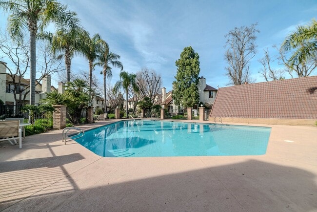 Building Photo - **$1,000 Off Second Month’s Rent!** Modern...