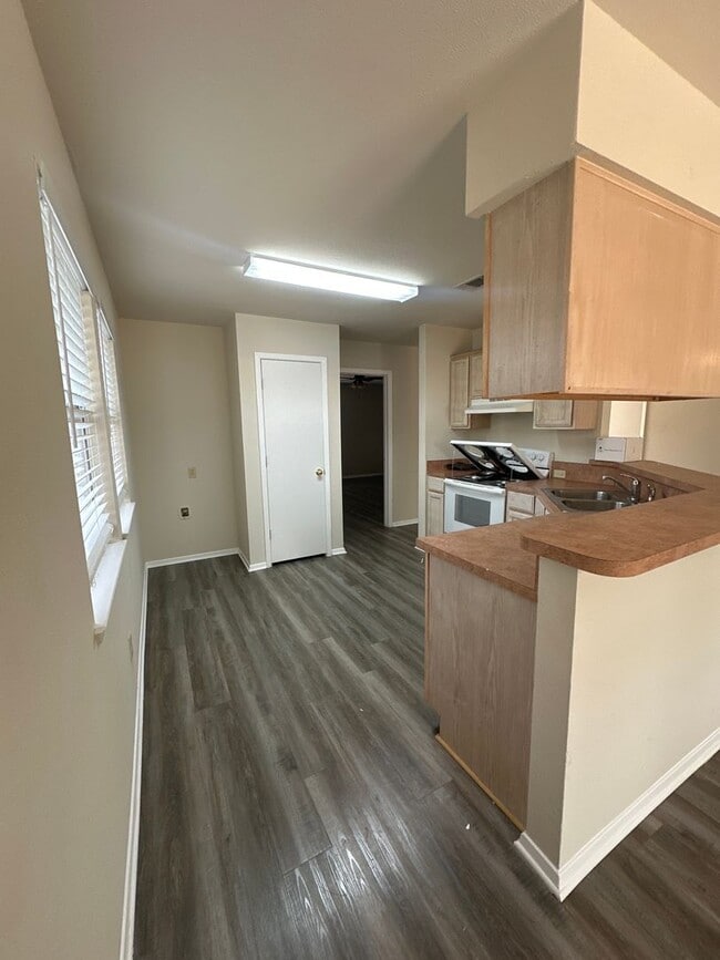 Building Photo - READY TO MOVE IN SPECIAL $800.00 OFF 1ST F...