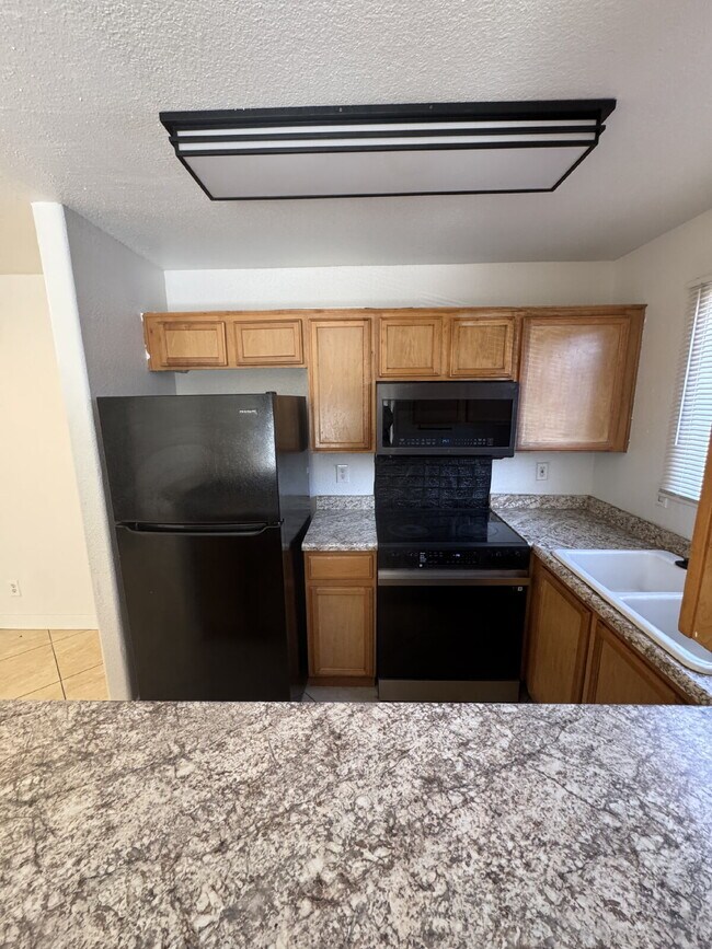 Building Photo - 2 Bed, 1 3/4 Bath Condo