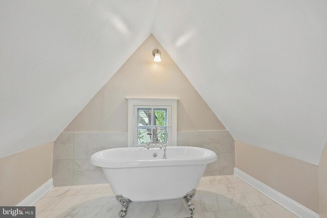 Building Photo - 1503 Russell Rd