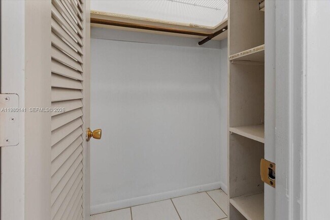 Building Photo - 2200 Park Ln