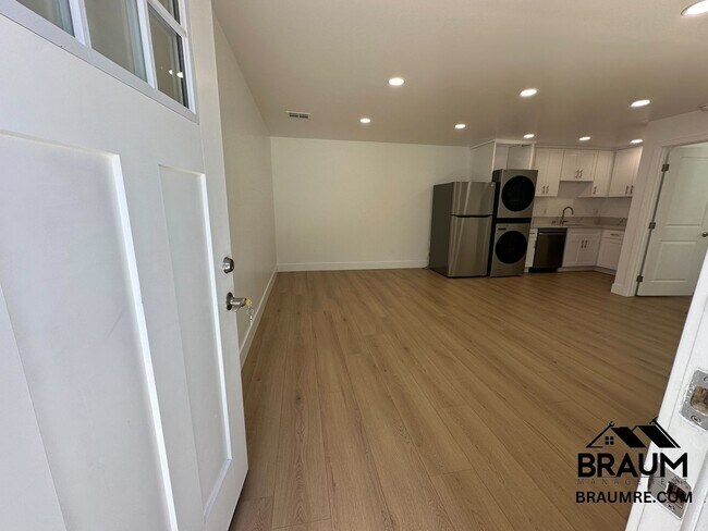 Building Photo - 1111 S Crest Dr