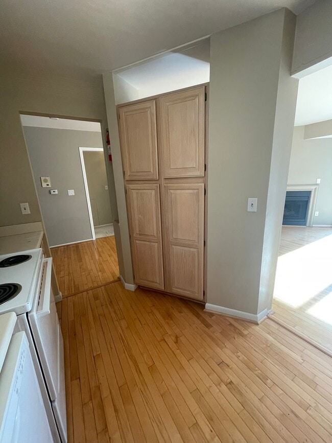 Building Photo - Three Bedroom Two Bath Condo | Laundry, Parking, & Central AC