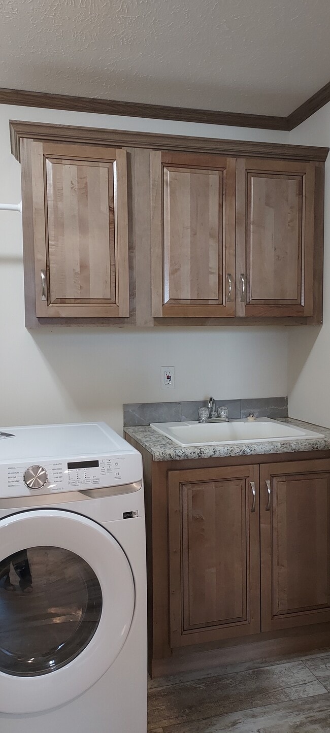 Building Photo - 9693 Edgeworth Dr