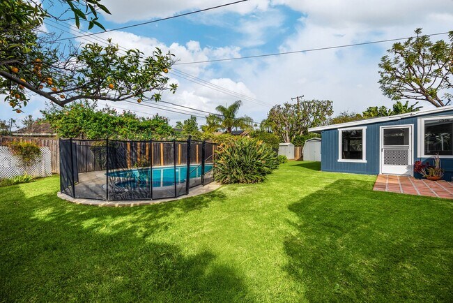 Building Photo - Desirable Fullerton Home 4 Bed 2 Bath w/ Pool & Jacuzzi