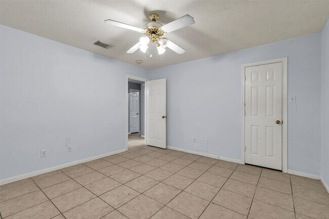 Building Photo - 820 Portsmouth Dr
