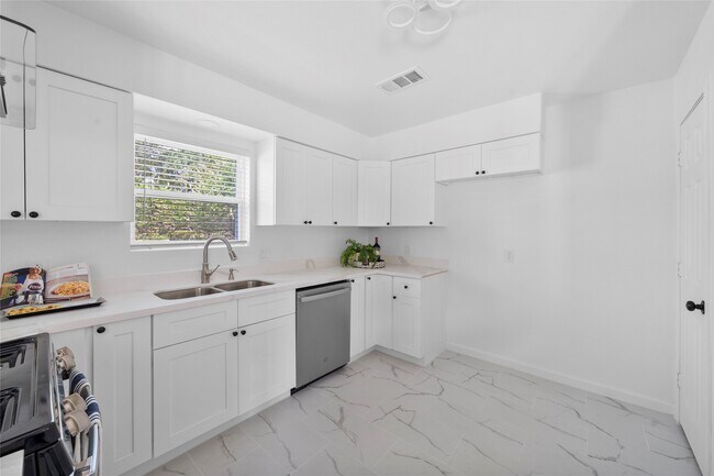 Building Photo - 5943 Greenmont Dr