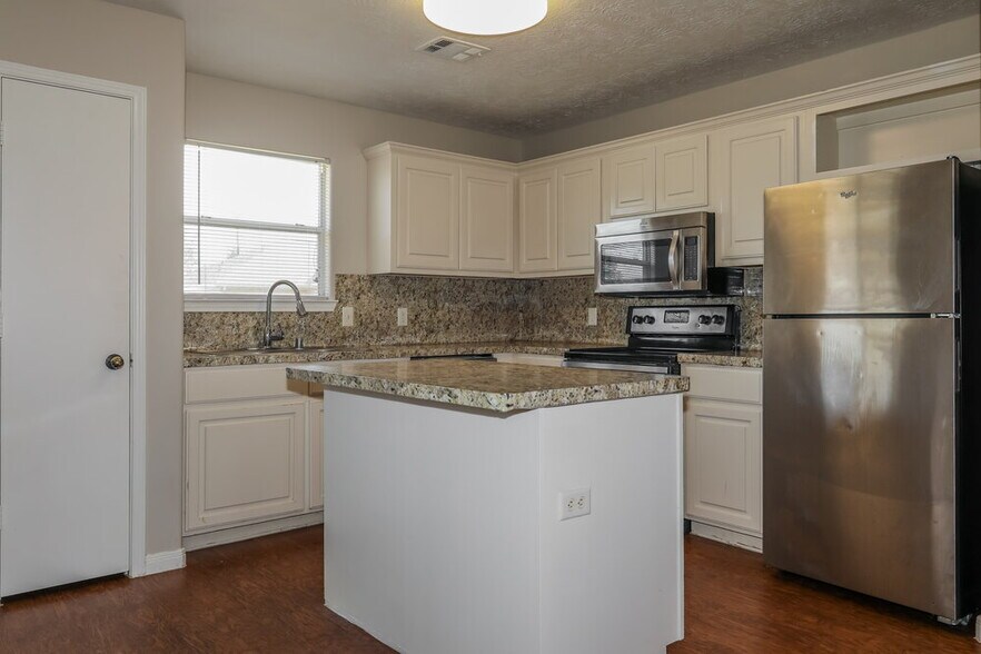 Building Photo - 16213 N View Ct