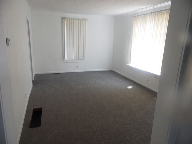 Building Photo - 1 Bedroom, 1 Bath Home,  close to Down Tow...