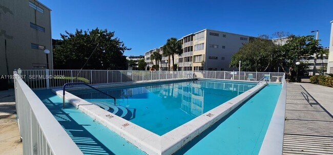 Building Photo - 1670 NE 191st St